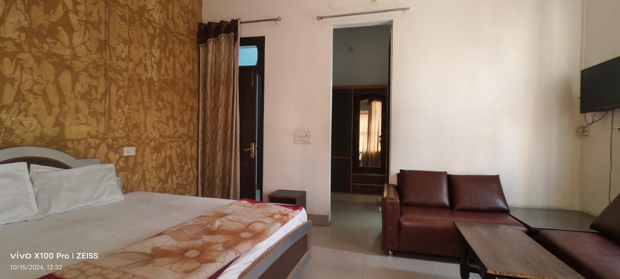 Surya Hotel Sirsa Habitación foto